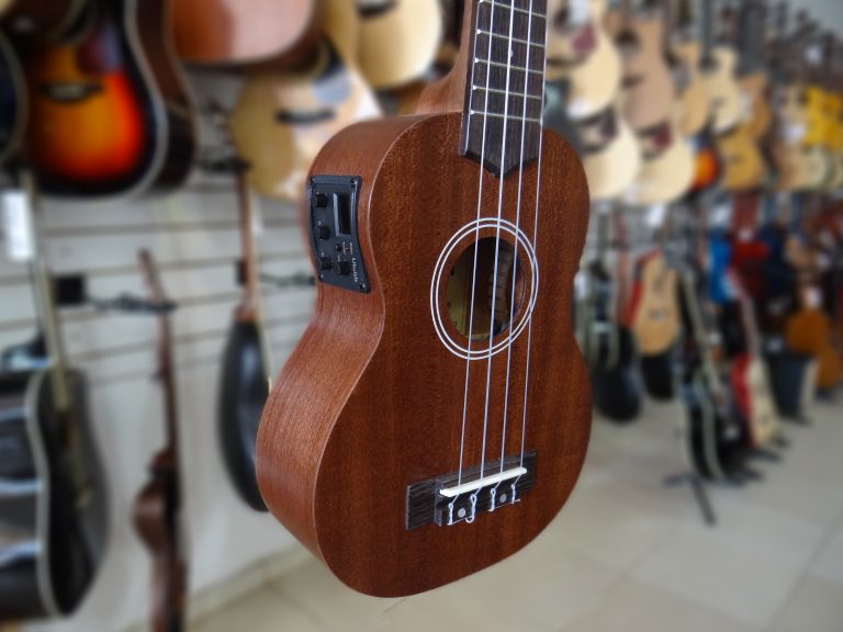Guitarra Electroacústica Ukelele Soprano Electroacústico Freeman
